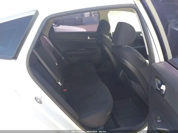 KNAGT4LEXH5016741 2017 KIA OPTIMA - Image 8
