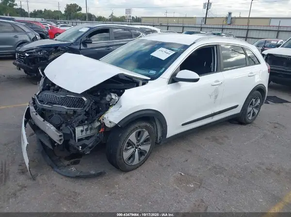 KNDCB3LC0H5052824 2017 KIA NIRO - Image 2
