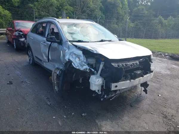 KNDCB3LC0H5068277 2017 KIA NIRO - Image 1