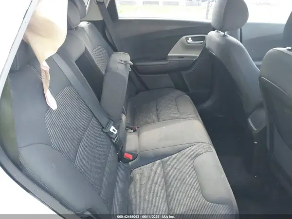 KNDCB3LC0H5068277 2017 KIA NIRO - Image 8
