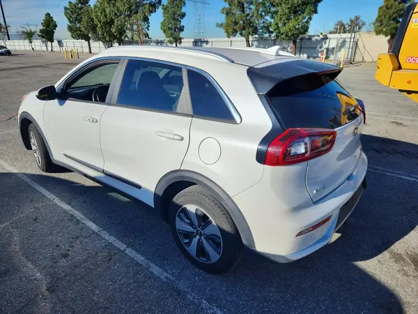 KNDCB3LC0J5141038 2018 KIA NIRO - Image 2