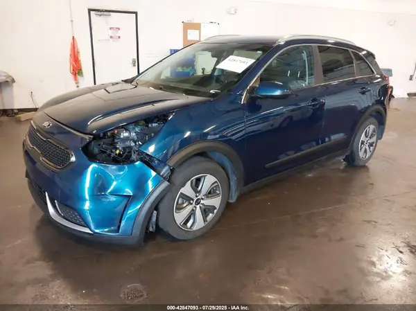 KNDCB3LC0K5233090 2019 KIA NIRO - Image 2
