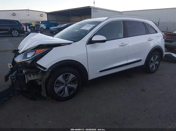 KNDCB3LC0K5240931 2019 KIA NIRO - Image 2