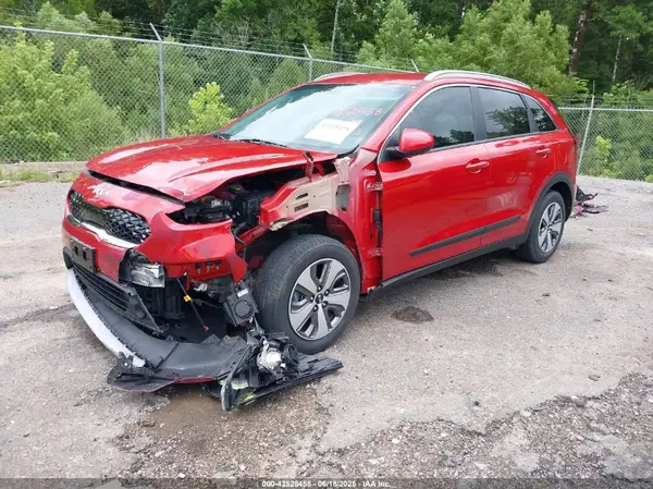 KNDCB3LC0N5502841 2022 KIA NIRO - Image 2