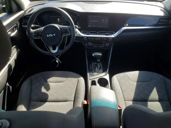 KNDCB3LC0N5548329 2022 KIA NIRO - Image 8