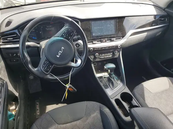KNDCB3LC0N5548637 2022 KIA NIRO - Image 8