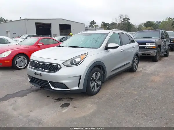 KNDCB3LC1H5056784 2017 KIA NIRO - Image 2