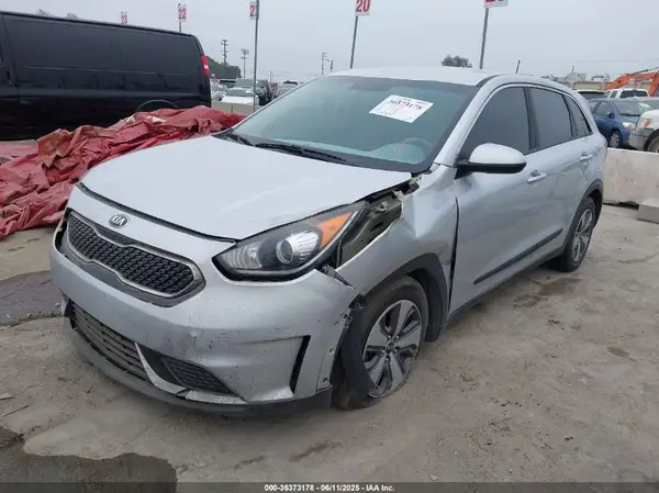 KNDCB3LC1H5058910 2017 KIA NIRO - Image 2