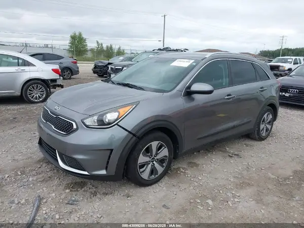 KNDCB3LC1H5068899 2017 KIA NIRO - Image 2