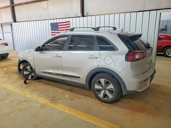 KNDCB3LC1H5071396 2017 KIA NIRO - Image 2