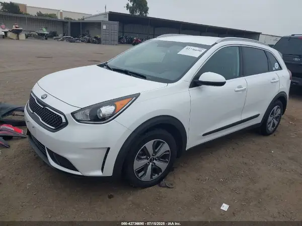 KNDCB3LC1H5085086 2017 KIA NIRO - Image 2