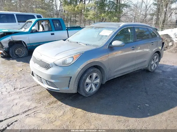 KNDCB3LC1H5088862 2017 KIA NIRO - Image 2