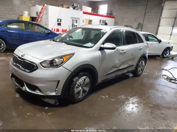 KNDCB3LC1H5101206 2017 KIA NIRO - Image 2