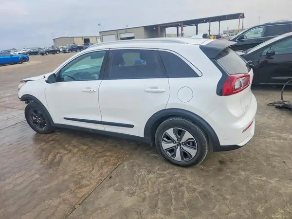 KNDCB3LC1J5204275 2018 KIA NIRO - Image 2