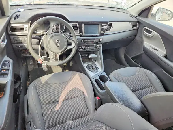 KNDCB3LC1J5204275 2018 KIA NIRO - Image 8