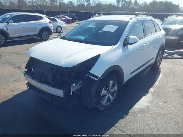 KNDCB3LC1J5204633 2018 KIA NIRO - Image 2