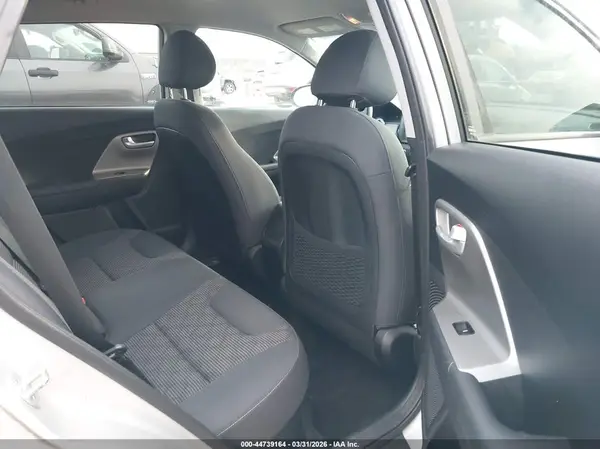 KNDCB3LC1K5240789 2019 KIA NIRO - Image 8