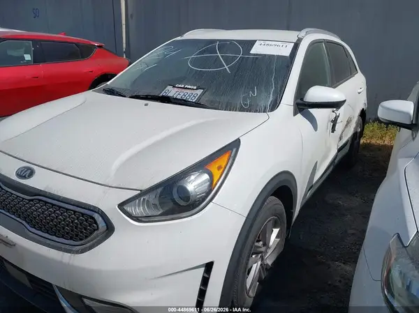 KNDCB3LC1K5274585 2019 KIA NIRO - Image 2