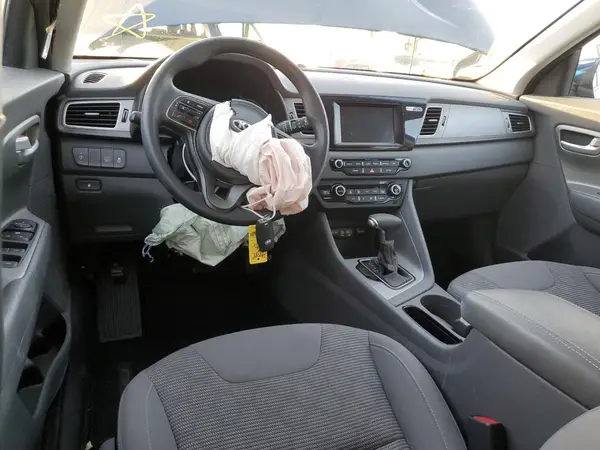 KNDCB3LC1K5306581 2019 KIA NIRO - Image 8