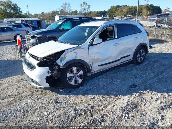 KNDCB3LC1K5353075 2019 KIA NIRO - Image 2