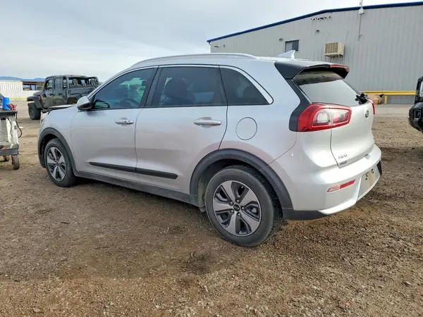 KNDCB3LC2H5039461 2017 KIA NIRO - Image 2