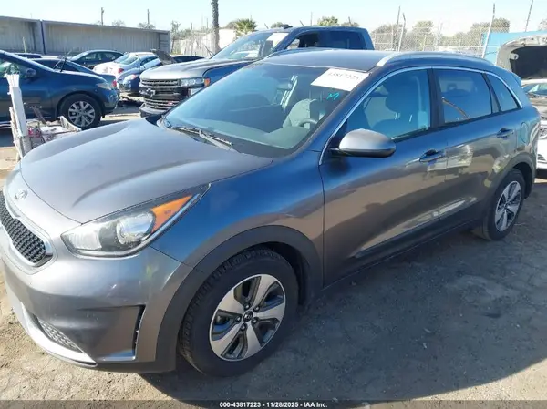 KNDCB3LC2H5044045 2017 KIA NIRO - Image 2