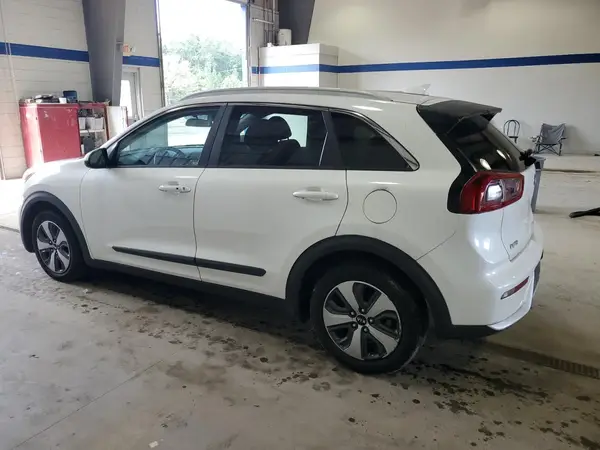 KNDCB3LC2H5044076 2017 KIA NIRO - Image 2