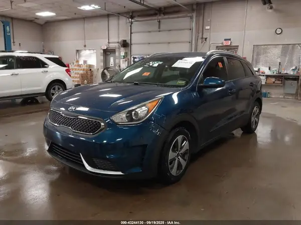 KNDCB3LC2H5048323 2017 KIA NIRO - Image 2