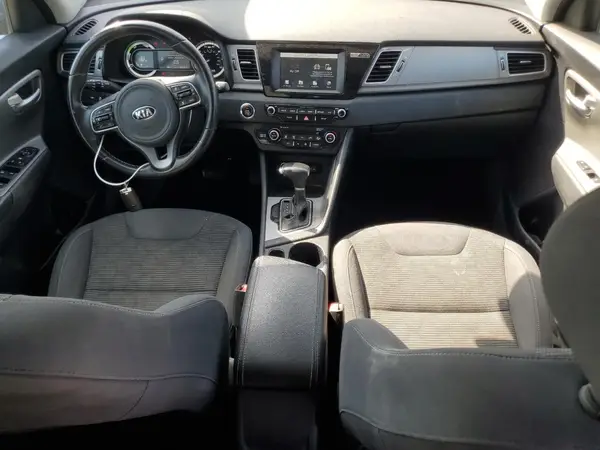 KNDCB3LC2H5073903 2017 KIA NIRO - Image 8