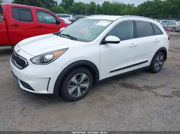 KNDCB3LC2H5079247 2017 KIA NIRO - Image 2