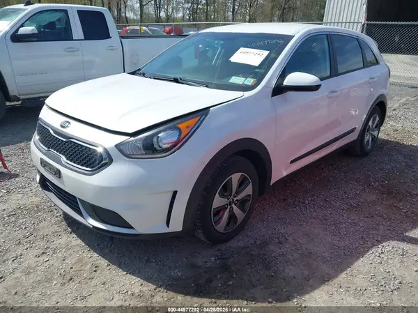 KNDCB3LC2H5080477 2017 KIA NIRO - Image 2