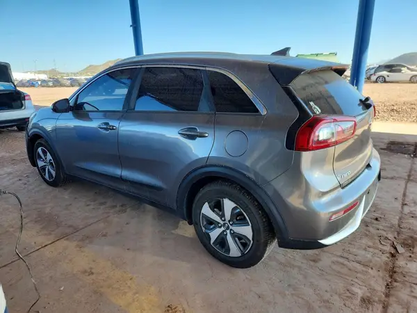 KNDCB3LC2H5083637 2017 KIA NIRO - Image 2