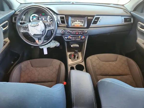 KNDCB3LC2H5083637 2017 KIA NIRO - Image 8