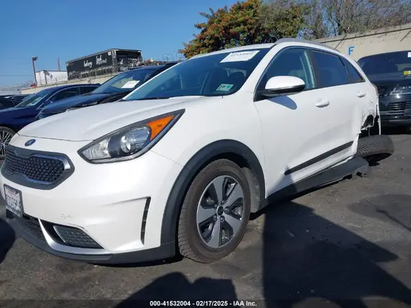 KNDCB3LC2H5085064 2017 KIA NIRO - Image 2