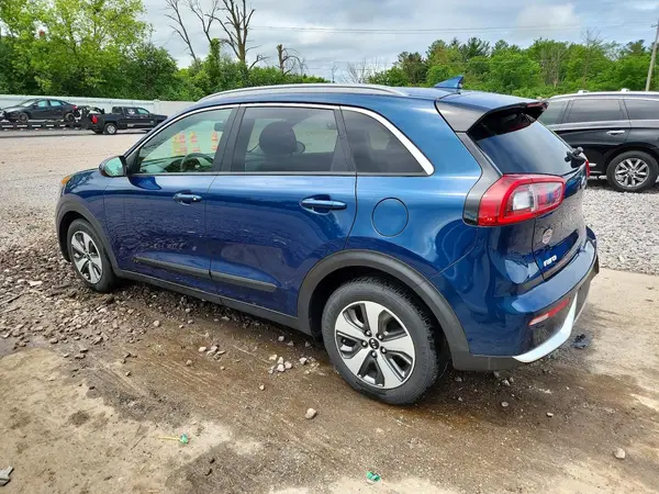 KNDCB3LC2H5085257 2017 KIA NIRO - Image 2