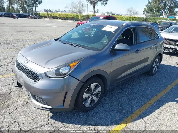 KNDCB3LC2H5101294 2017 KIA NIRO - Image 2