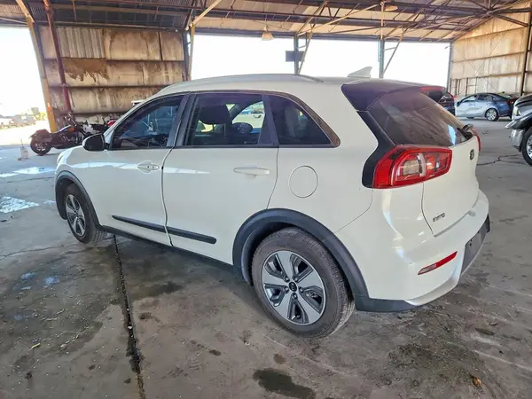 KNDCB3LC2J5128470 2018 KIA NIRO - Image 2