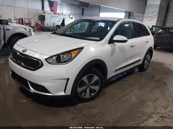 KNDCB3LC2J5140411 2018 KIA NIRO - Image 2