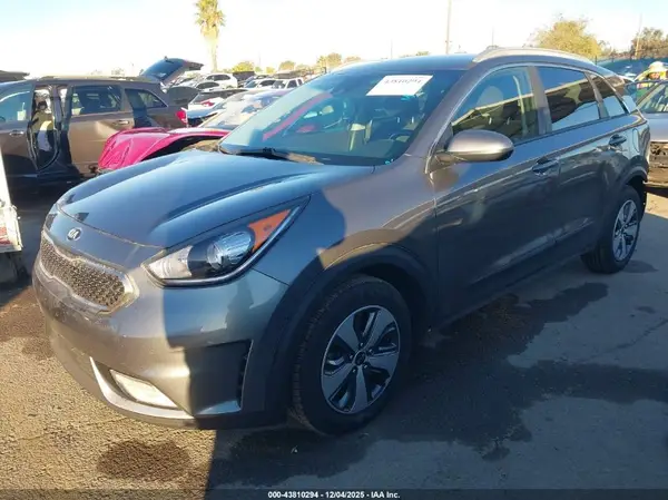KNDCB3LC2J5146225 2018 KIA NIRO - Image 2