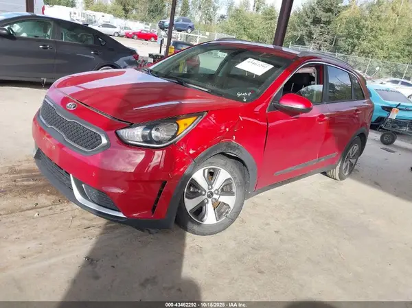 KNDCB3LC2J5153160 2018 KIA NIRO - Image 2