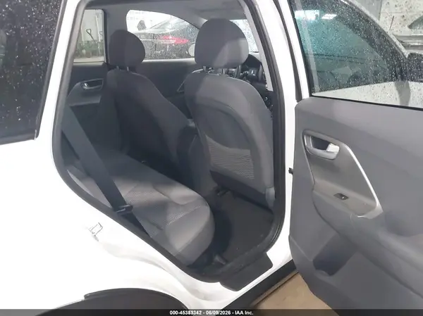 KNDCB3LC2J5158262 2018 KIA NIRO - Image 8