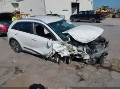 KNDCB3LC2J5204883 2018 KIA NIRO