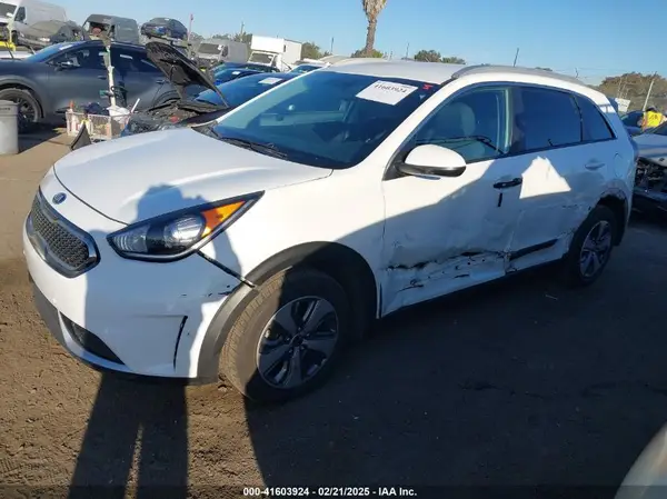 KNDCB3LC2K5244348 2019 KIA NIRO - Image 2