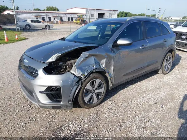 KNDCB3LC2N5531483 2022 KIA NIRO - Image 2