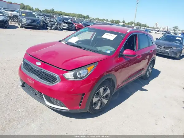 KNDCB3LC3H5060576 2017 KIA NIRO - Image 2