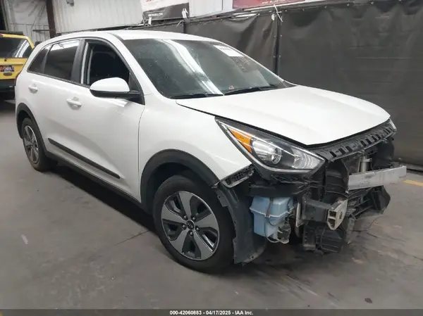KNDCB3LC3H5062165 2017 KIA NIRO - Image 1