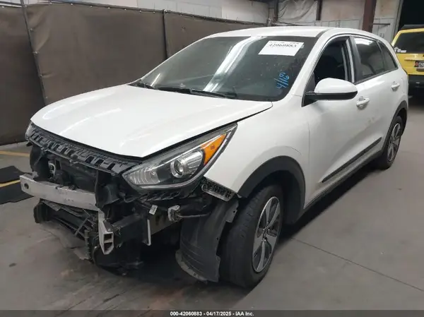 KNDCB3LC3H5062165 2017 KIA NIRO - Image 2