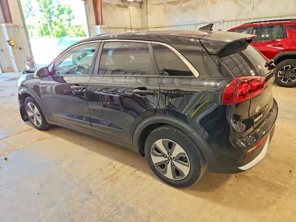 KNDCB3LC3H5063848 2017 KIA NIRO - Image 2