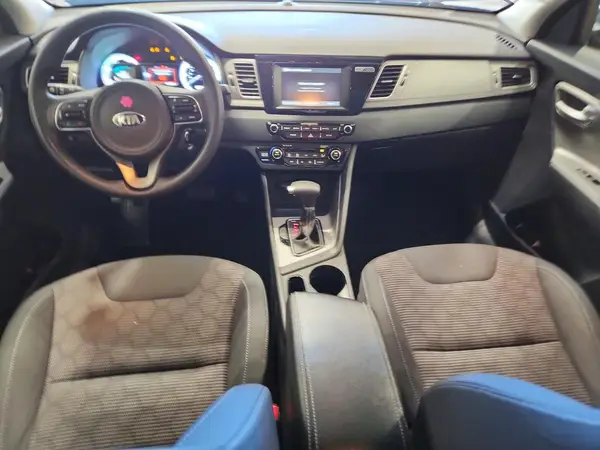 KNDCB3LC3H5063848 2017 KIA NIRO - Image 8