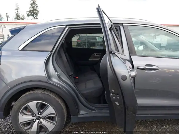 KNDCB3LC3H5094162 2017 KIA NIRO - Image 8